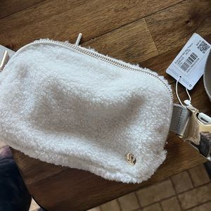 Lululemon sherpa belt bag
